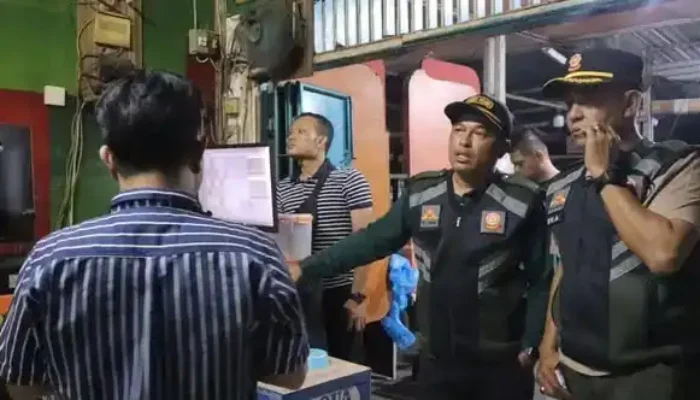 Satpol PP Padang Tertibkan Remaja Bermain Warnet hingga Larut Malam
