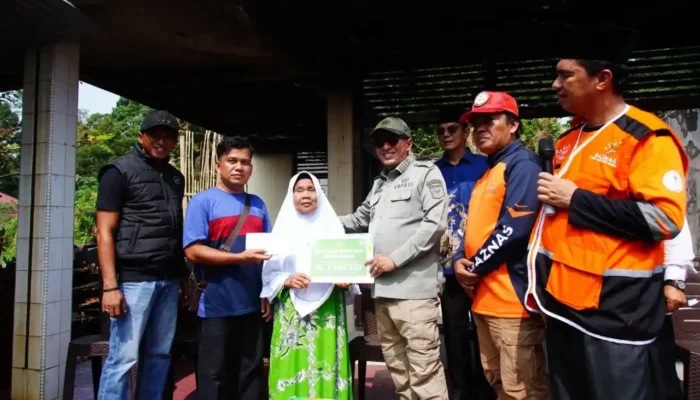 Bupati Tanah Datar Serahkan Bantuan Baznas untuk Korban Kebakaran
