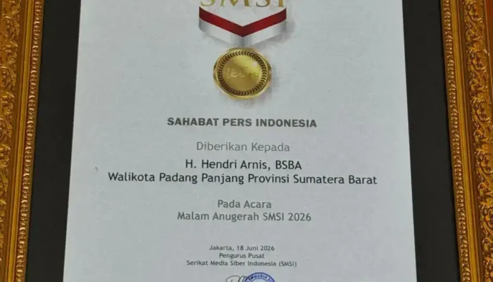 Wali Kota Padang Panjang Terima Penghargaan Sahabat Pers dari SMSI