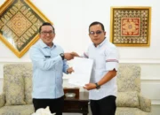 Bupati Tanah Datar Eka Putra menerima surat hibah lahan seluas 19 hektare yang terletak di nagari Tanjung Alam, Kecamatan Tanjung Baru dari keluarga besar Doni Oskaria untuk Pemerintah Kabupaten Tanah Datar, Jumat (26/6/2026), di rumah dinas bupati.