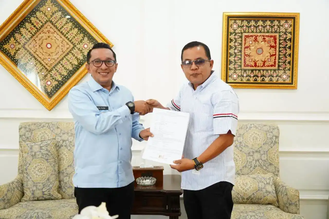 Bupati Tanah Datar Eka Putra menerima surat hibah lahan seluas 19 hektare yang terletak di nagari Tanjung Alam, Kecamatan Tanjung Baru dari keluarga besar Doni Oskaria untuk Pemerintah Kabupaten Tanah Datar, Jumat (26/6/2026), di rumah dinas bupati.