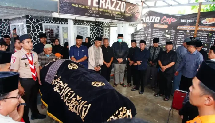 Bupati Tanah Datar Lepas Jenazah Mantan Wakil Bupati Aulizul Syuib
