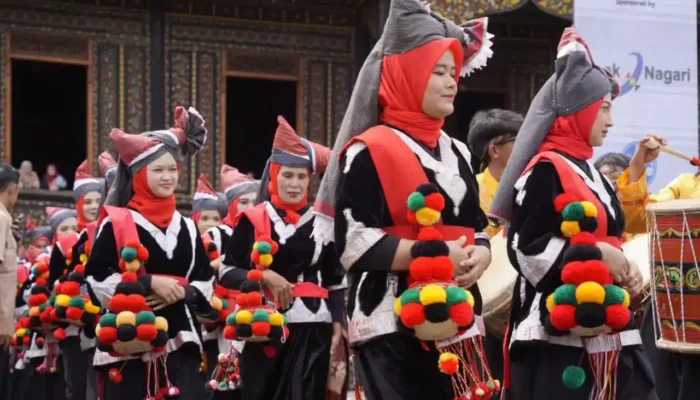 Busana Adat Baju Milik Memukau Pengunjung Festival Minangkabau di Tanah Datar