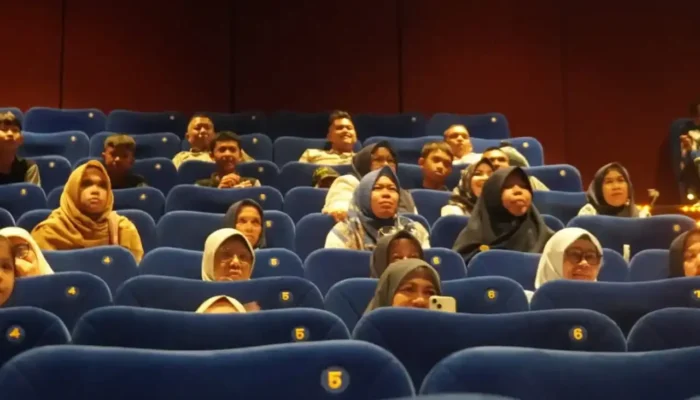 70 Anak Disabilitas Padang Panjang Nobar di Bioskop