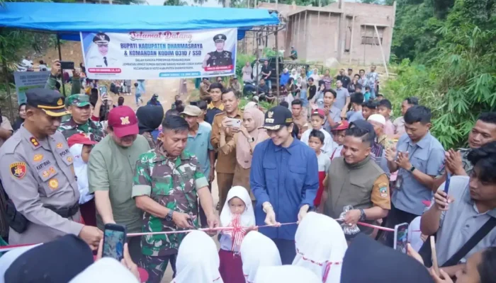 Bupati Dharmasraya dan TNI Resmikan Jembatan Aramco Lubuk Karak