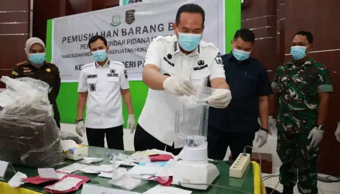 Kejari Pariaman Musnahkan Barang Bukti, Yota Balad Tegaskan Penegakan Hukum