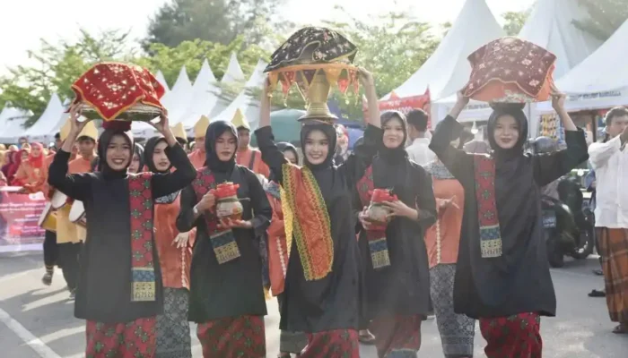 Pemko Pariaman Gelar Festival Maantaan Sambareh, Lestarikan Budaya Tradisional Daerah