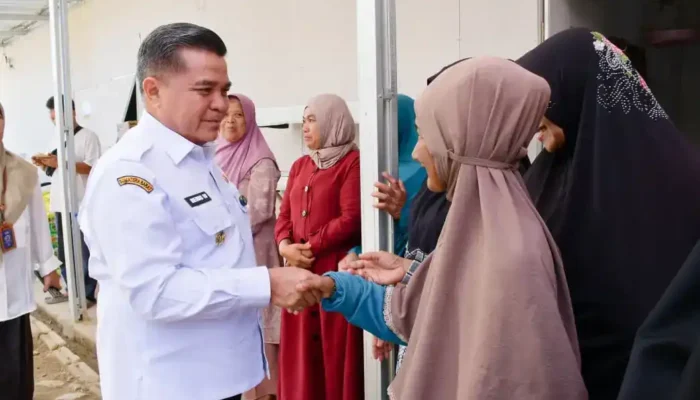 Bupati Agam Salurkan Bantuan Warga Korban Bencana di Huntara