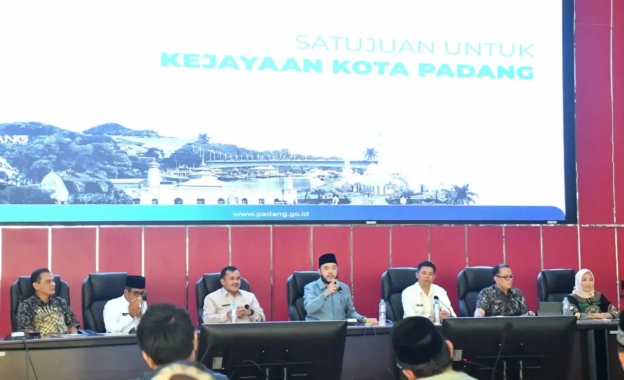 Rapat Penyusunan Standar Operasional Prosedur (SOP) Persuratan Tanah dan Ahli Waris Pertanahan yang dipimpin langsung oleh Wali Kota Padang, Fadly Amran, di Aula Bagindo Aziz Chan, Balai Kota Aie Pacah, Jumat (26/6/2026). Foto : Istimewa