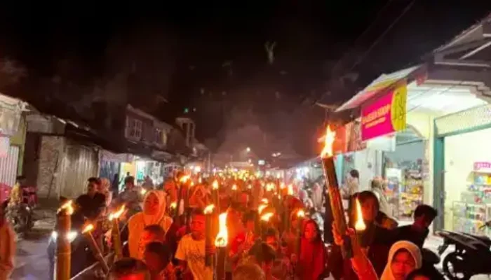 Melihat Warga Nagari Campago Pariaman Pawai Obor Sambut Tahun Baru Islam