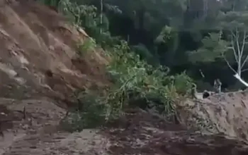 Kerusakan Jalan Putuskan Akses Utama Bukittinggi Menuju Lubuk Basung