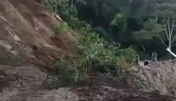 Kerusakan Jalan Putuskan Akses Utama Bukittinggi Menuju Lubuk Basung