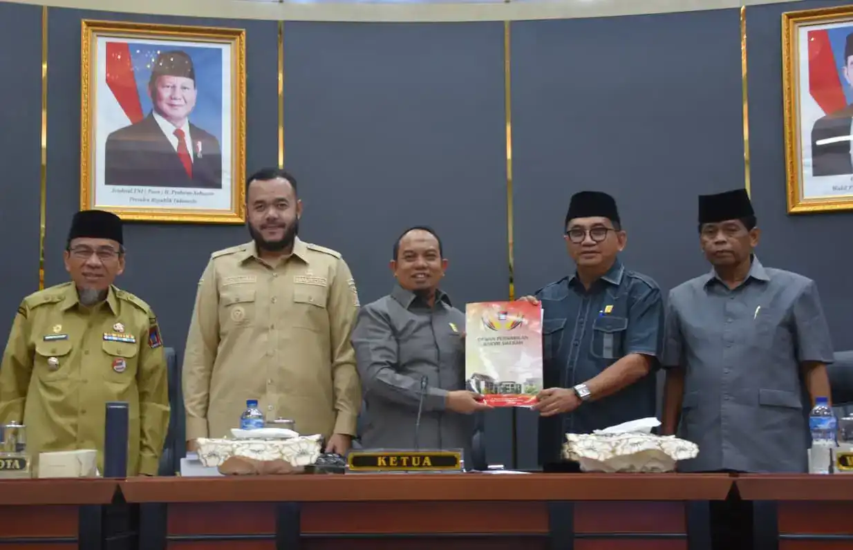 Rapat Paripurna DPRD Kota Padang di - Gedung DPRD Kota Padang, Senin 15 Juni 2026