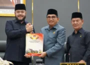Rapat Paripurna Penyampaian Pendapat Akhir Fraksi Terhadap Kebijakan Umum Anggaran, Prioritas dan Plafon Anggaran Sementara (KUA-PPAS) Anggaran Pendapatan Belanja Daerah (APBD) Perubahan Tahun Anggaran (TA) 2026 di Ruang Sidang DPRD Kota Padang, Sabtu (27/6/2026). Foto : Istimewa