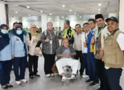 Setelah sempat menjalani perawatan di rumah sakit Arab Saudi dan tidak dapat pulang bersama kloter asalnya, dua jemaah haji Debarkasi Padang akhirnya kembali menginjakkan kaki di Ranah Minang, Selasa (23/6/2026). Foto : Istimewa