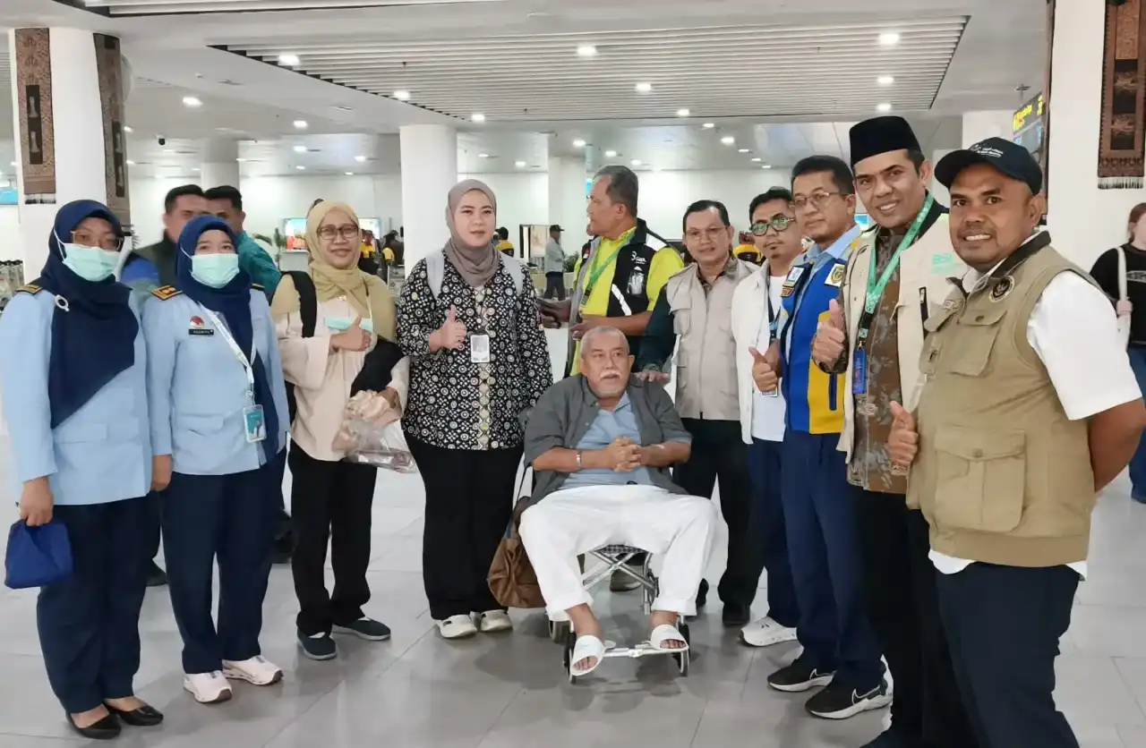 Setelah sempat menjalani perawatan di rumah sakit Arab Saudi dan tidak dapat pulang bersama kloter asalnya, dua jemaah haji Debarkasi Padang akhirnya kembali menginjakkan kaki di Ranah Minang, Selasa (23/6/2026). Foto : Istimewa