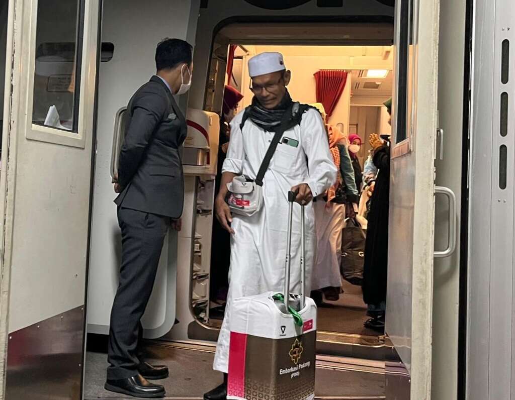 Kedatangan Kelompok Terbang (Kloter) 14 Debarkasi Padang di Bandara Internasional Minangkabau (BIM), Sabtu (20/6/2026) dini hari. Foto : Istimewa