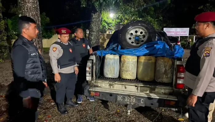 Polres Pasbar Amankan Mobil Pengangkut Puluhan Jeriken Solar Subsidi