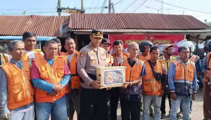 Polres Dharmasraya Salurkan Paket Sembako bagi Komunitas Ojek