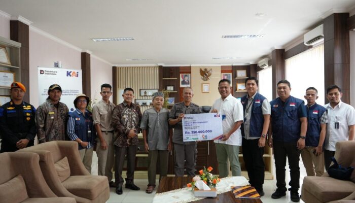 Tingkatkan Kesejahteraan Masyarakat, KAI Divre II Sumbar Salurkan Dana TJSL