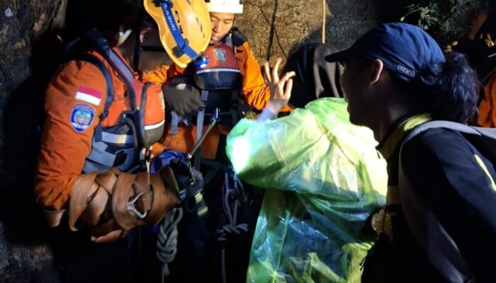 Tim SAR Evakuasi Dua Korban Kecelakaan dari Jurang Kelok Sembilan
