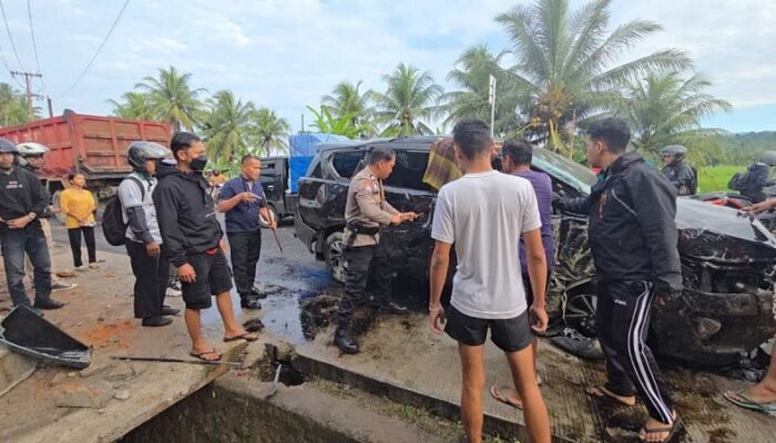 Tabrakan Beruntun di Sicincin, Sopir Travel Tewas Terjepit Usai Gagal Mendahului