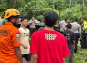 truk-besi-gagal-menanjak-di-padang-pariaman,-kernet-tewas-terjepit,-tim-sar-gerak-cepat-evakuasi-korban