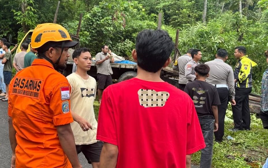 truk-besi-gagal-menanjak-di-padang-pariaman,-kernet-tewas-terjepit,-tim-sar-gerak-cepat-evakuasi-korban