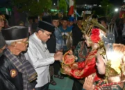 Wakil Wali Kota Padang, Maigus Nasir, saat meresmikan Sasaran Silek Ranah Nuansa Tampat Lua yang bertempat di Lapangan Serba Guna Nuansa Indah 3, Kelurahan Koto Panjang Ikua Koto, Kecamatan Koto Tangah, Sabtu malam (11/7/2026). Foto : Istimewa