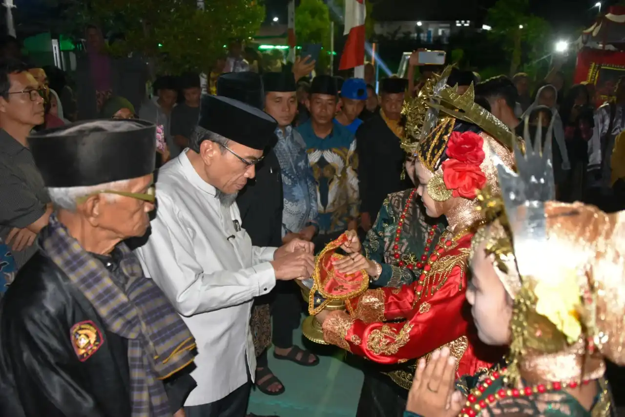 Wakil Wali Kota Padang, Maigus Nasir, saat meresmikan Sasaran Silek Ranah Nuansa Tampat Lua yang bertempat di Lapangan Serba Guna Nuansa Indah 3, Kelurahan Koto Panjang Ikua Koto, Kecamatan Koto Tangah, Sabtu malam (11/7/2026). Foto : Istimewa