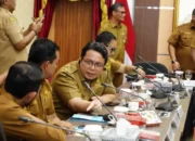 Wakil Bupati Tanah Datar Ahmad Fadly didampingi Kepala Dinas Pangan dan Perikanan Yusnen selepas Rapat Koordinasi (Rakor) Pemanfaatan Program Strategis Nasional Kampung Nelayan Merah Putih dan Budidaya Perikanan Air Tawar Sistem Bioflok Bersama Wagub Sumbar Vasko Ruseimy, Selasa (30/6/2026) di Istana Gubernur di Padang.