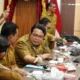 Wakil Bupati Tanah Datar Ahmad Fadly didampingi Kepala Dinas Pangan dan Perikanan Yusnen selepas Rapat Koordinasi (Rakor) Pemanfaatan Program Strategis Nasional Kampung Nelayan Merah Putih dan Budidaya Perikanan Air Tawar Sistem Bioflok Bersama Wagub Sumbar Vasko Ruseimy, Selasa (30/6/2026) di Istana Gubernur di Padang.