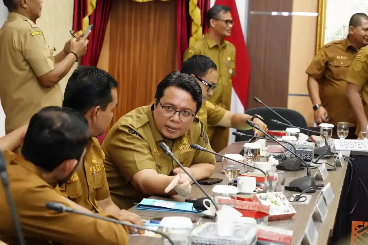 Wakil Bupati Tanah Datar Ahmad Fadly didampingi Kepala Dinas Pangan dan Perikanan Yusnen selepas Rapat Koordinasi (Rakor) Pemanfaatan Program Strategis Nasional Kampung Nelayan Merah Putih dan Budidaya Perikanan Air Tawar Sistem Bioflok Bersama Wagub Sumbar Vasko Ruseimy, Selasa (30/6/2026) di Istana Gubernur di Padang.