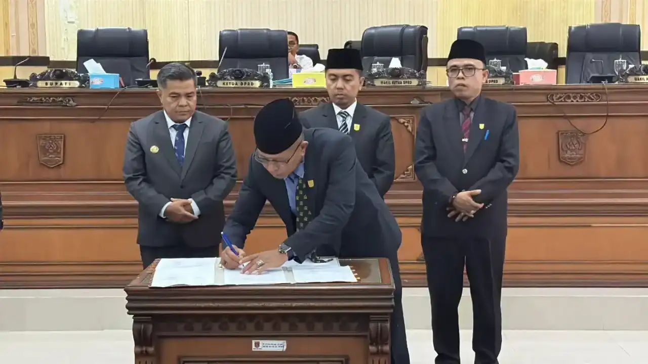 DPRD Kabupaten Agam menyetujui Rancangan Peraturan Daerah (Ranperda) tentang Pertanggungjawaban Pelaksanaan APBD Kabupaten Agam Tahun Anggaran 2025 dalam Rapat Paripurna yang digelar di Aula Utama Gedung DPRD Agam, Rabu (1/7).