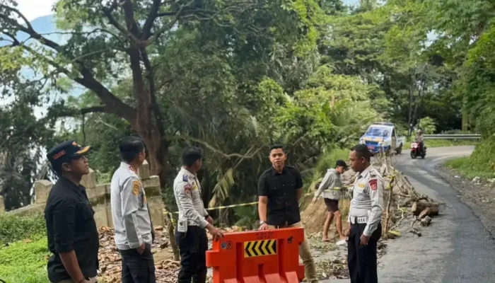 Pulihkan Akses Jalan, Tim Gabungan Tangani Jalan Amblas di Kelok 44