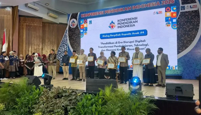 Pemkab Pessel Terima Penghargaan Pendidikan Nasional