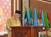 ubernur Sumatera Barat (Sumbar), Mahyeldi Ansharullah menyerahkan Rancangan Kebijakan Umum Anggaran (KUA) dan Prioritas Plafon Anggaran Sementara (PPAS) Tahun Anggaran 2027 kepada DPRD Sumbar dalam rapat paripurna di ruang sidang utama DPRD Sumbar, Senin (6/7/2026). Foto : Istimewa
