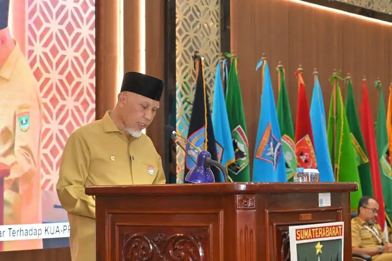 ubernur Sumatera Barat (Sumbar), Mahyeldi Ansharullah menyerahkan Rancangan Kebijakan Umum Anggaran (KUA) dan Prioritas Plafon Anggaran Sementara (PPAS) Tahun Anggaran 2027 kepada DPRD Sumbar dalam rapat paripurna di ruang sidang utama DPRD Sumbar, Senin (6/7/2026). Foto : Istimewa