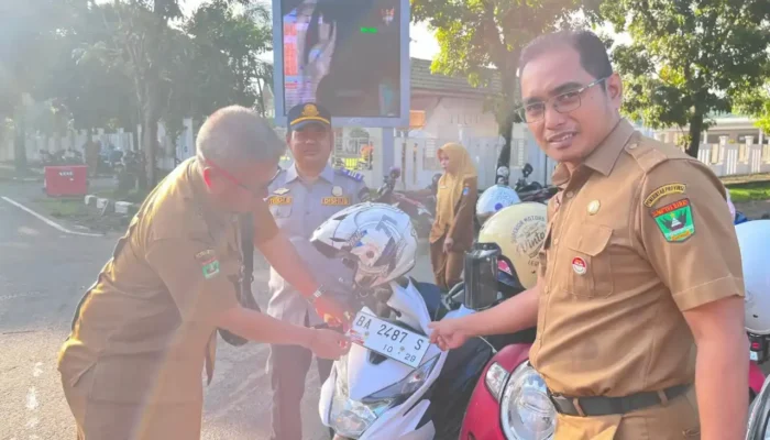 Pemkab Pasbar Pasangi Stiker ASN Penunggak Pajak Kendaraan