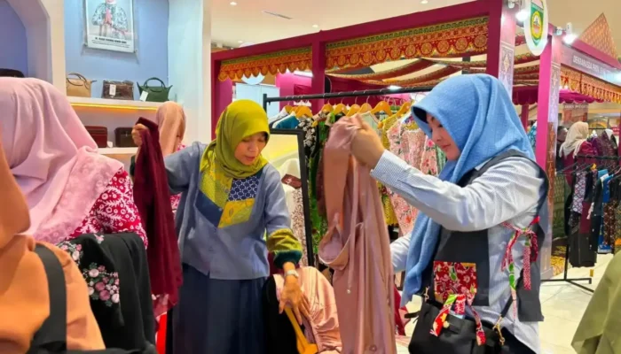 Produk UMKM Padang Panjang Diserbu Pengunjung di Pameran HUT Dekranas Makassar