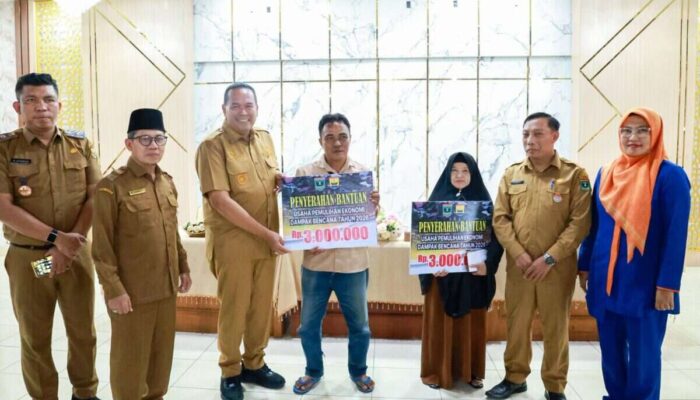 Pemko Pariaman Salurkan Bantuan Modal Usaha bagi 57 Korban Bencana Hidrometeorologi