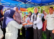 Pemkab Agam Bagikan 700 Botol Susu Kambing Gratis untuk Anak-Anak
