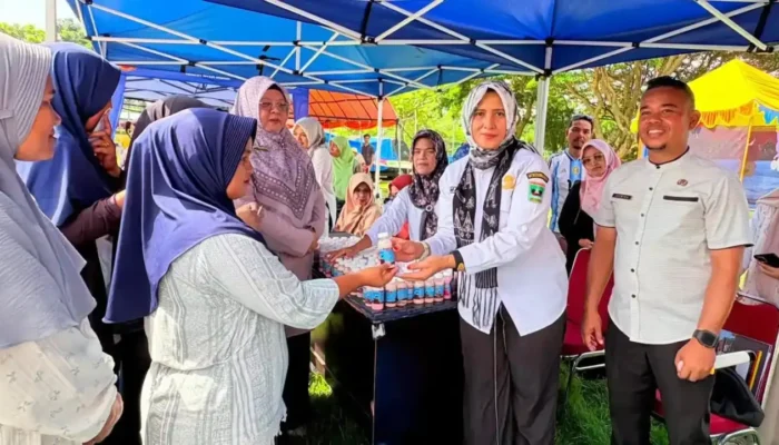 Pemkab Agam Bagikan 700 Botol Susu Kambing Gratis untuk Anak-Anak