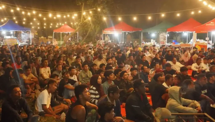 Bupati Dharmasraya Nobar Final Piala Dunia Bersama Warga dan Pelaku UMKM