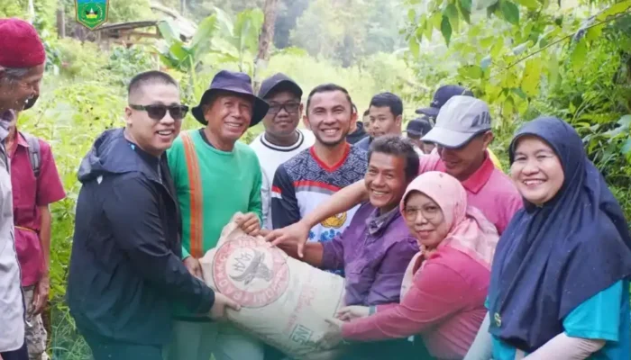 Pemkot Padang Panjang Serahkan Bantuan Semen untuk Pengembangan Wisata Manyolok
