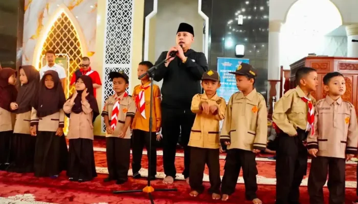 Wali Kota Padang Panjang Salurkan 597 Paket Seragam Sekolah Gratis