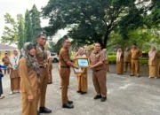 Sekda Dharmasraya Berikan Penghargaan Bagi ASN Berprestasi dan Apresiasi DPMPTSP
