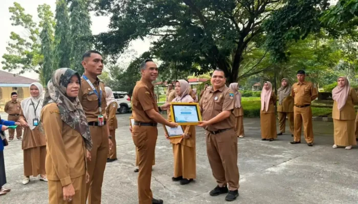 Sekda Dharmasraya Berikan Penghargaan Bagi ASN Berprestasi dan Apresiasi DPMPTSP
