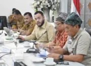 Rapat Monitoring dan Kunjungan Lapangan Penggunaan Tambahan Dana Transfer ke Daerah (TKD) Pascabencana yang berlangsung di Gedung Putih Rumah Dinas Wali Kota Padang, Senin (20/7/2026).