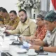Rapat Monitoring dan Kunjungan Lapangan Penggunaan Tambahan Dana Transfer ke Daerah (TKD) Pascabencana yang berlangsung di Gedung Putih Rumah Dinas Wali Kota Padang, Senin (20/7/2026).